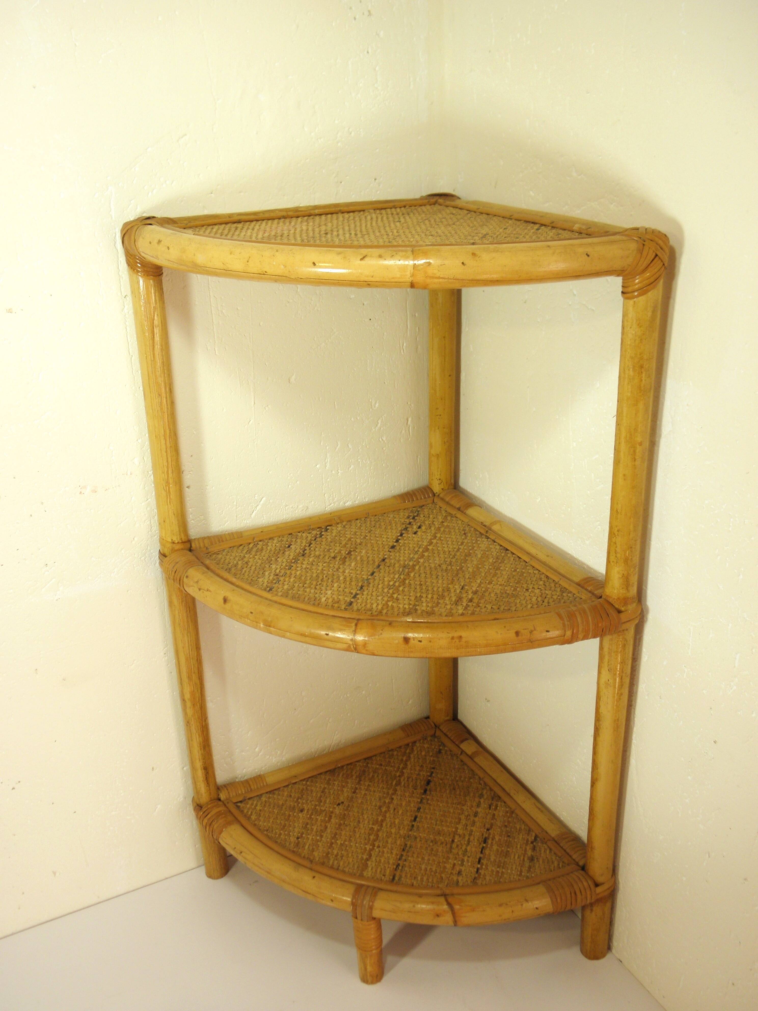 Corner shelf in rattan