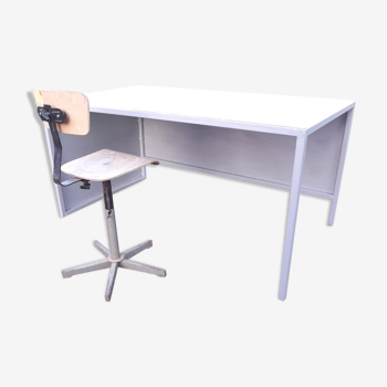 Bureau industriel en fer et sa chaise