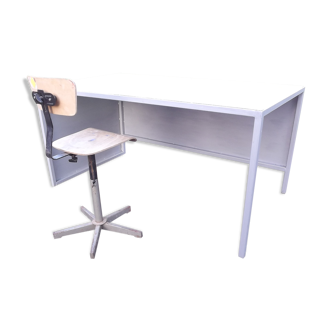 Bureau industriel en fer et sa chaise