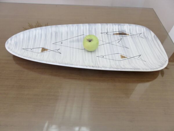 Plat ''aux poissons'' en céramique forme libre, moderniste 1960