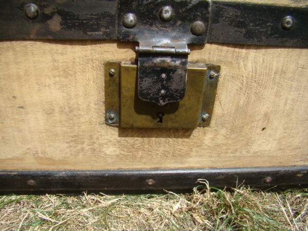 Malle bombée ancienne