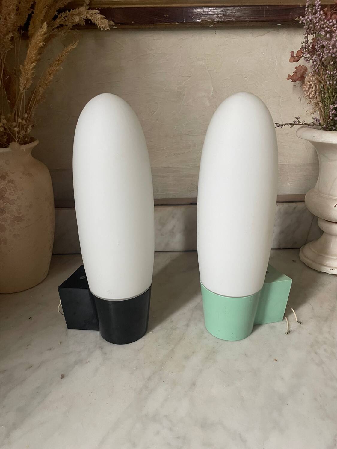 Opaline and Bakelite wall light from the 1950s.