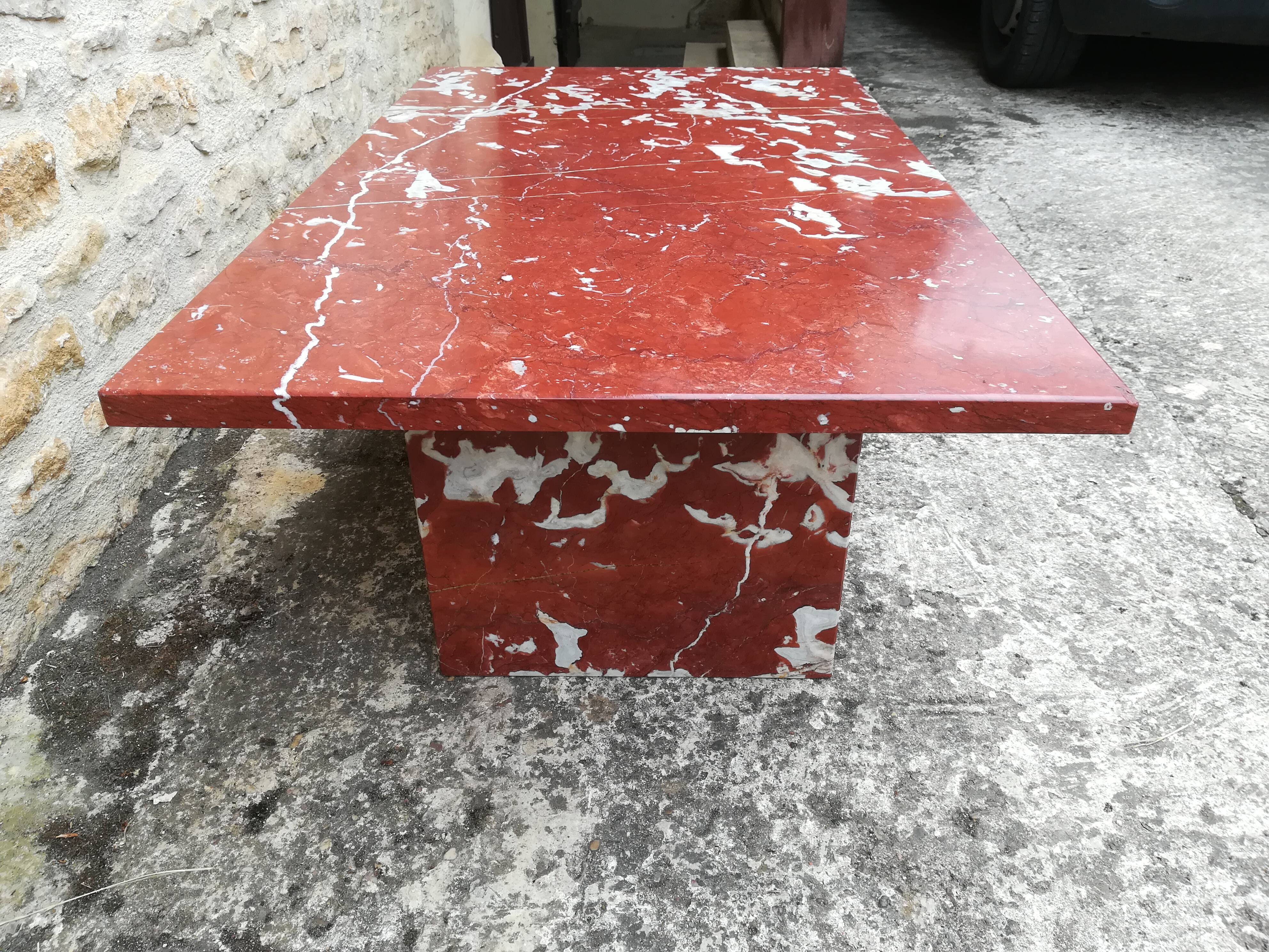 Table basse en marbre rouge