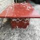 Table basse en marbre rouge