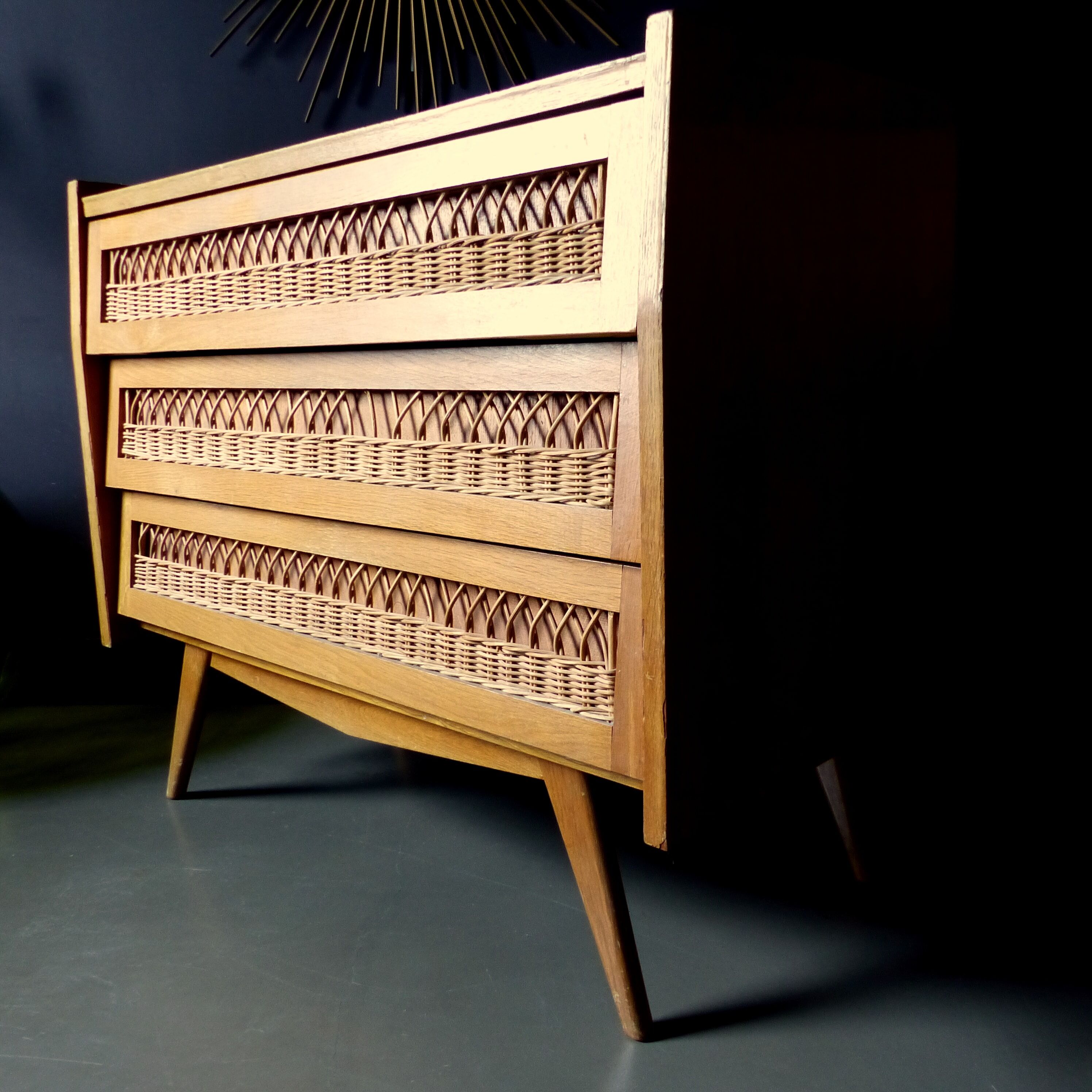 Commode vintage en bois et croisillons en rotin