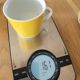 4 tasses et sous-tasses jaunes et blanches