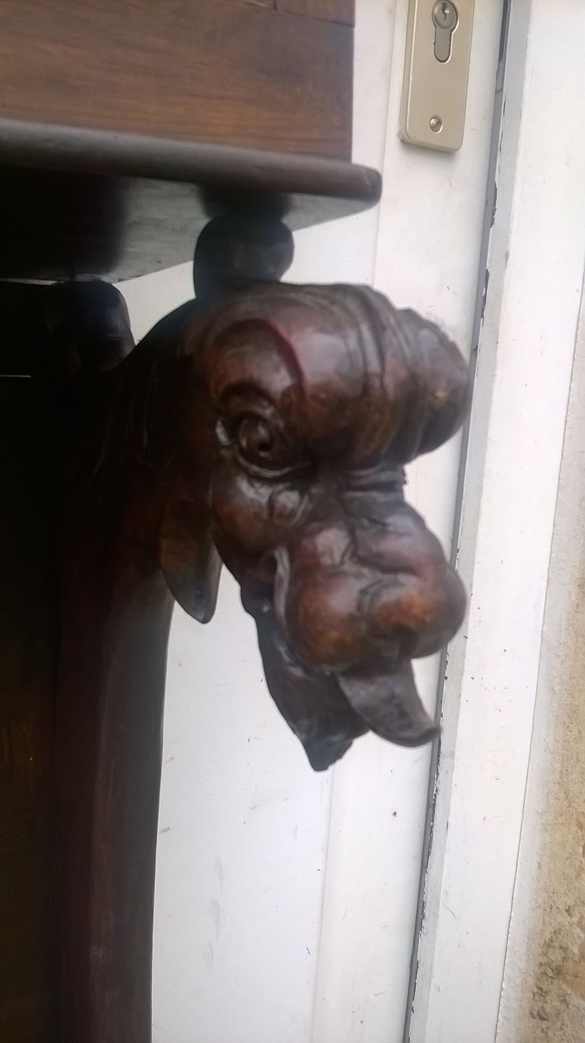 Meuble étagère sculpté