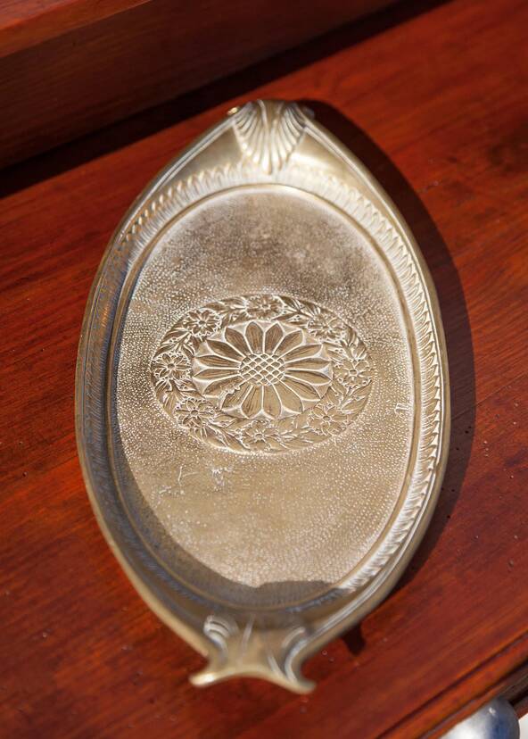 Vintage brass tray, oval tray, tray with handles, engraved tray with floral pattern, tray