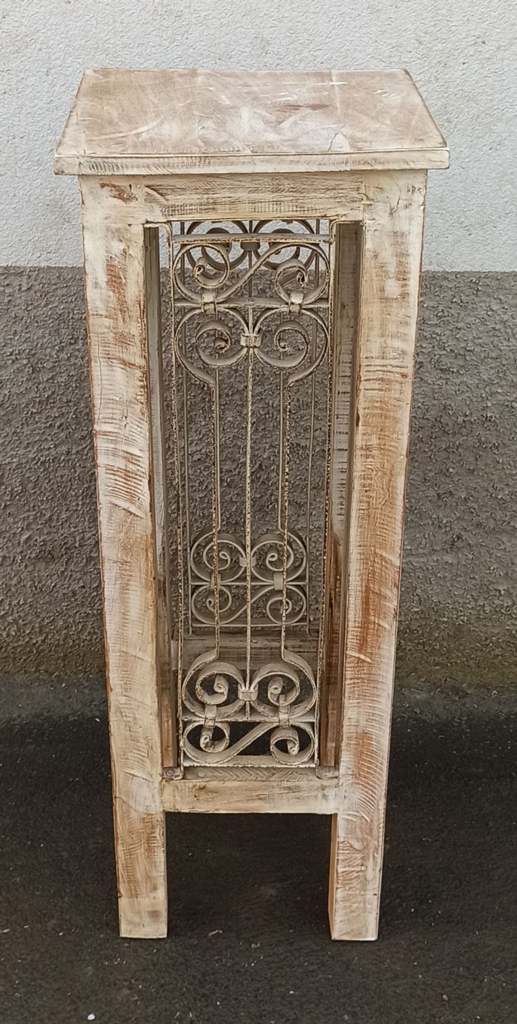 Antique pedestal table in wood and wrought iron