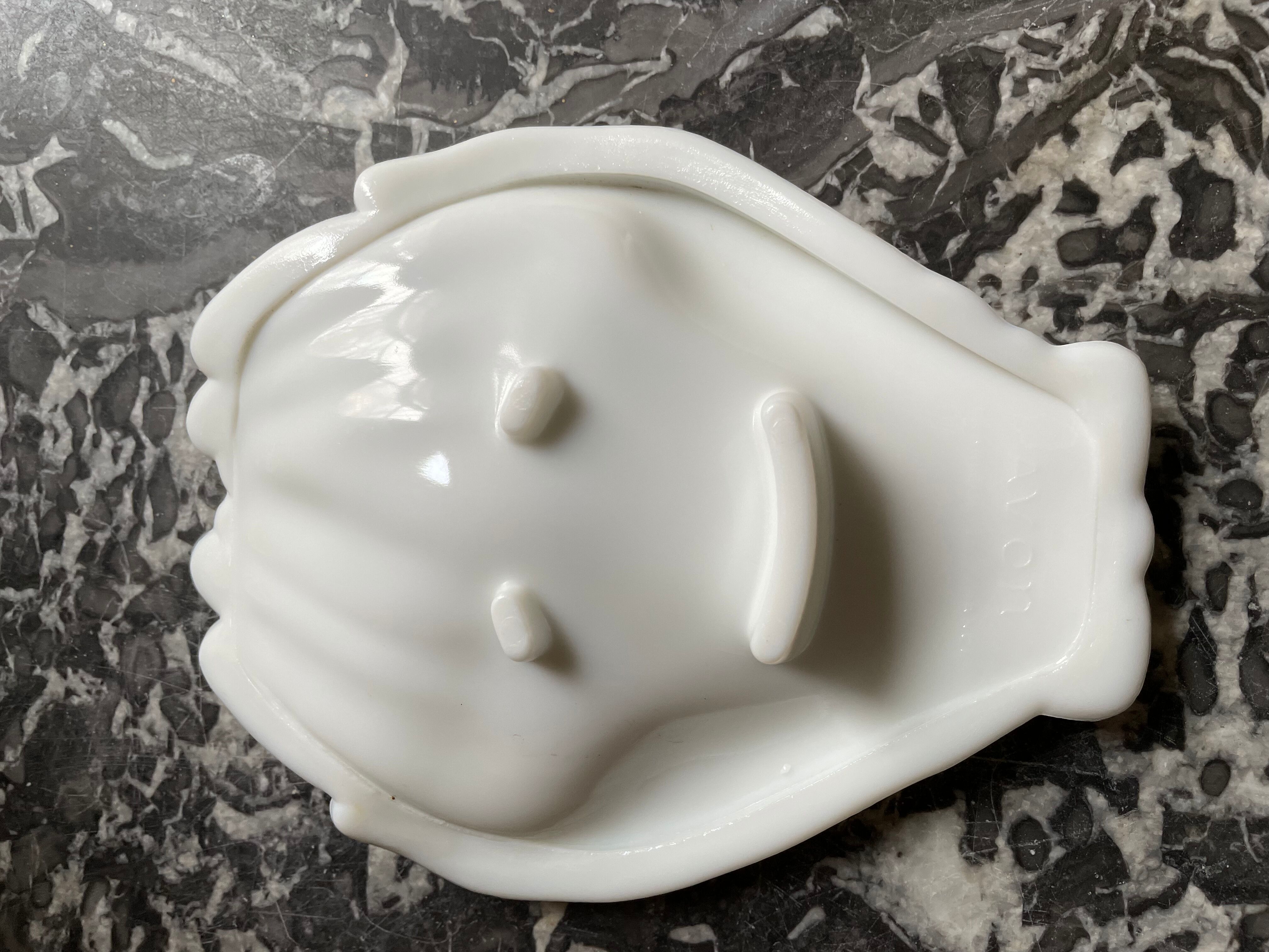 Empty pocket hands in opaline avon