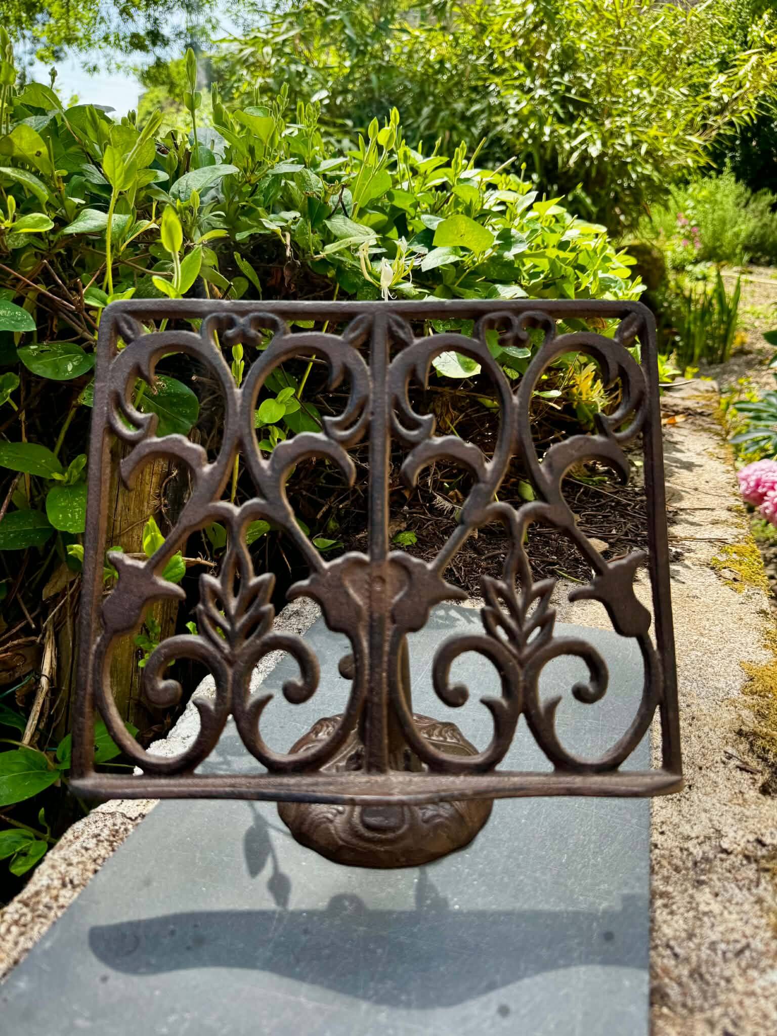 Porte revues lutrin en fer forgé Art Nouveau