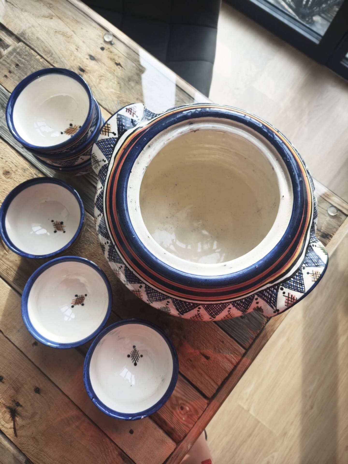 Ceramic soup tureen with its 6 bowls