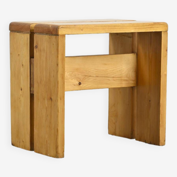 Sélection Perriand pour les Arcs : Tabouret en pin vers 1973.