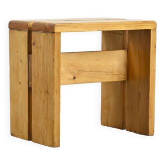 Sélection Perriand pour les Arcs : Tabouret en pin vers 1973.