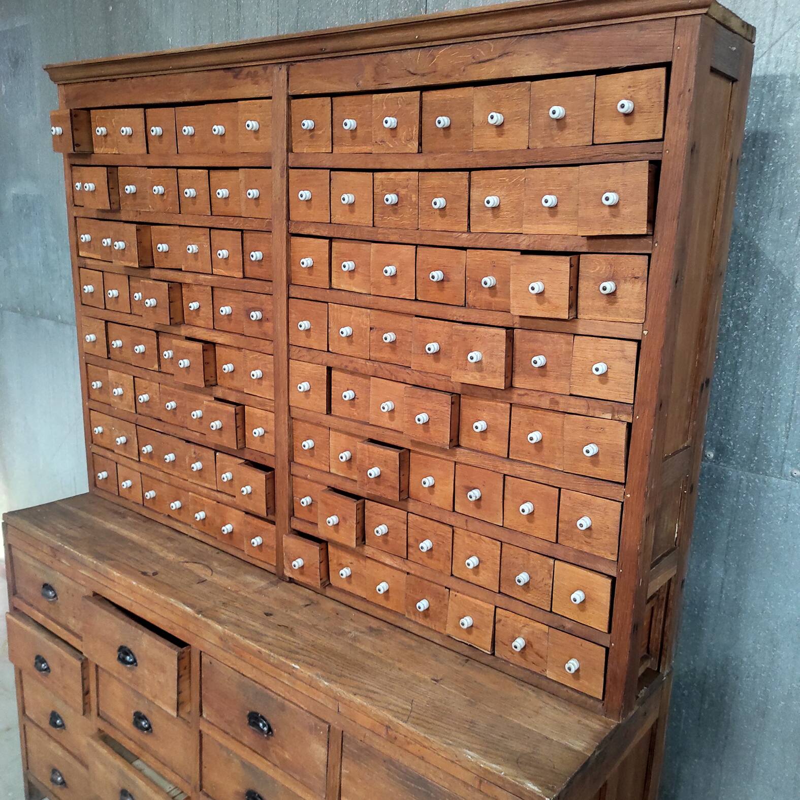 Armoire d'apothicaire de mercerie ancienne