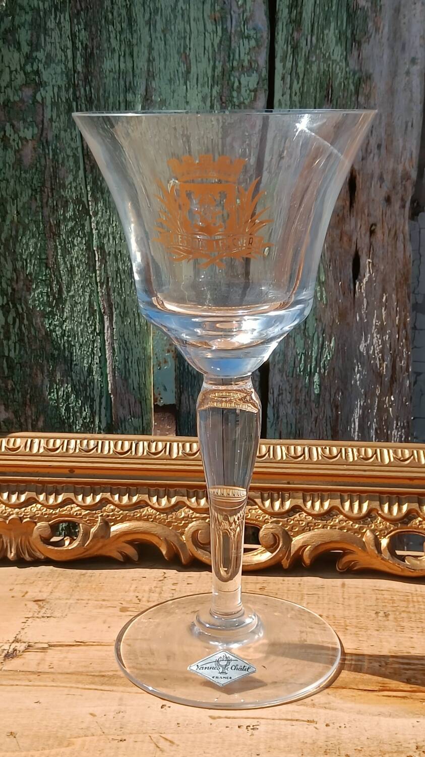 Large tasting glass with an old golden coat of arms – signed Jeanne Châtel