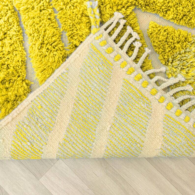 Ecru Moroccan rug with geometric patterns 250cm x 150cm