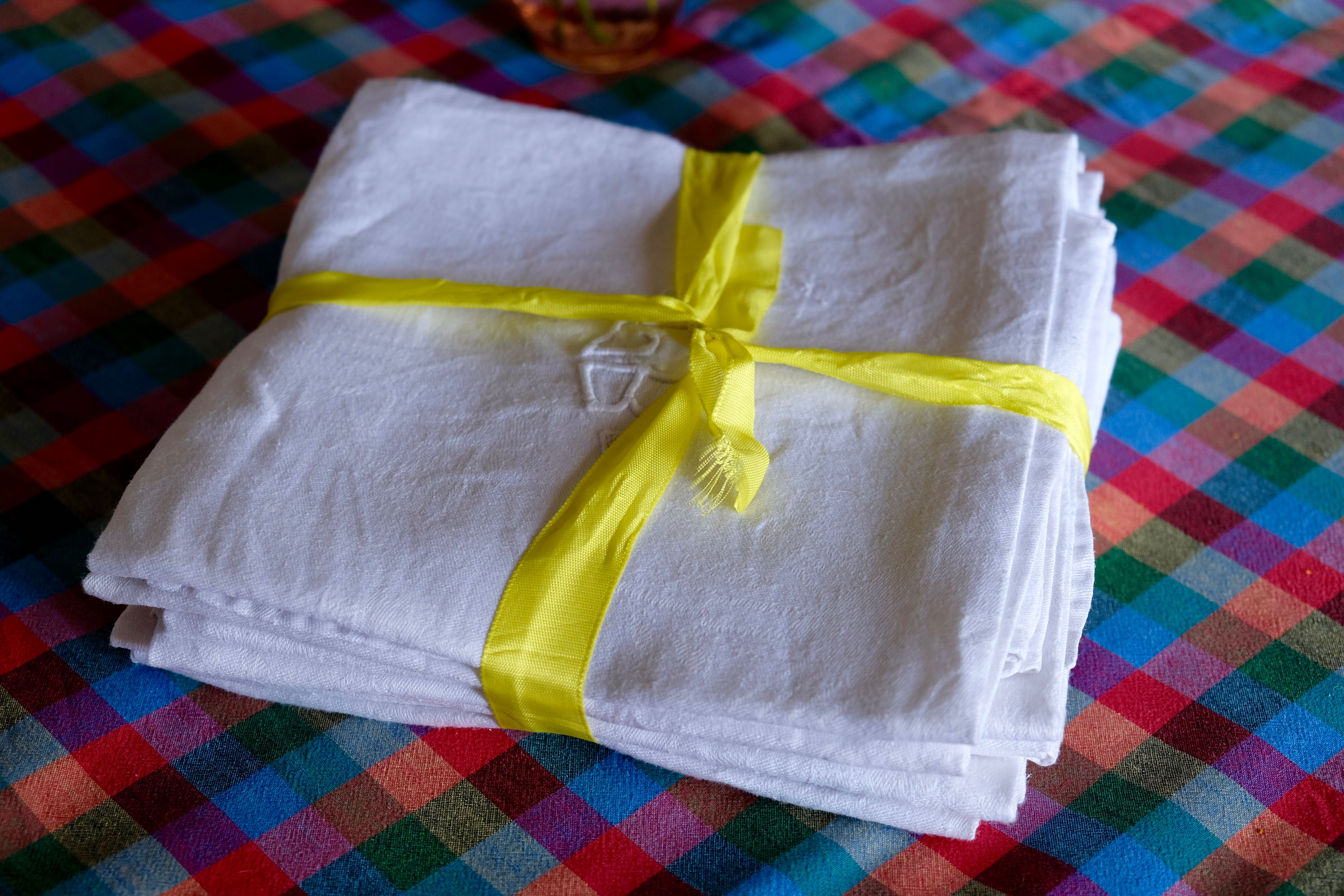 Set of 8 towels in embroidered damask white linen