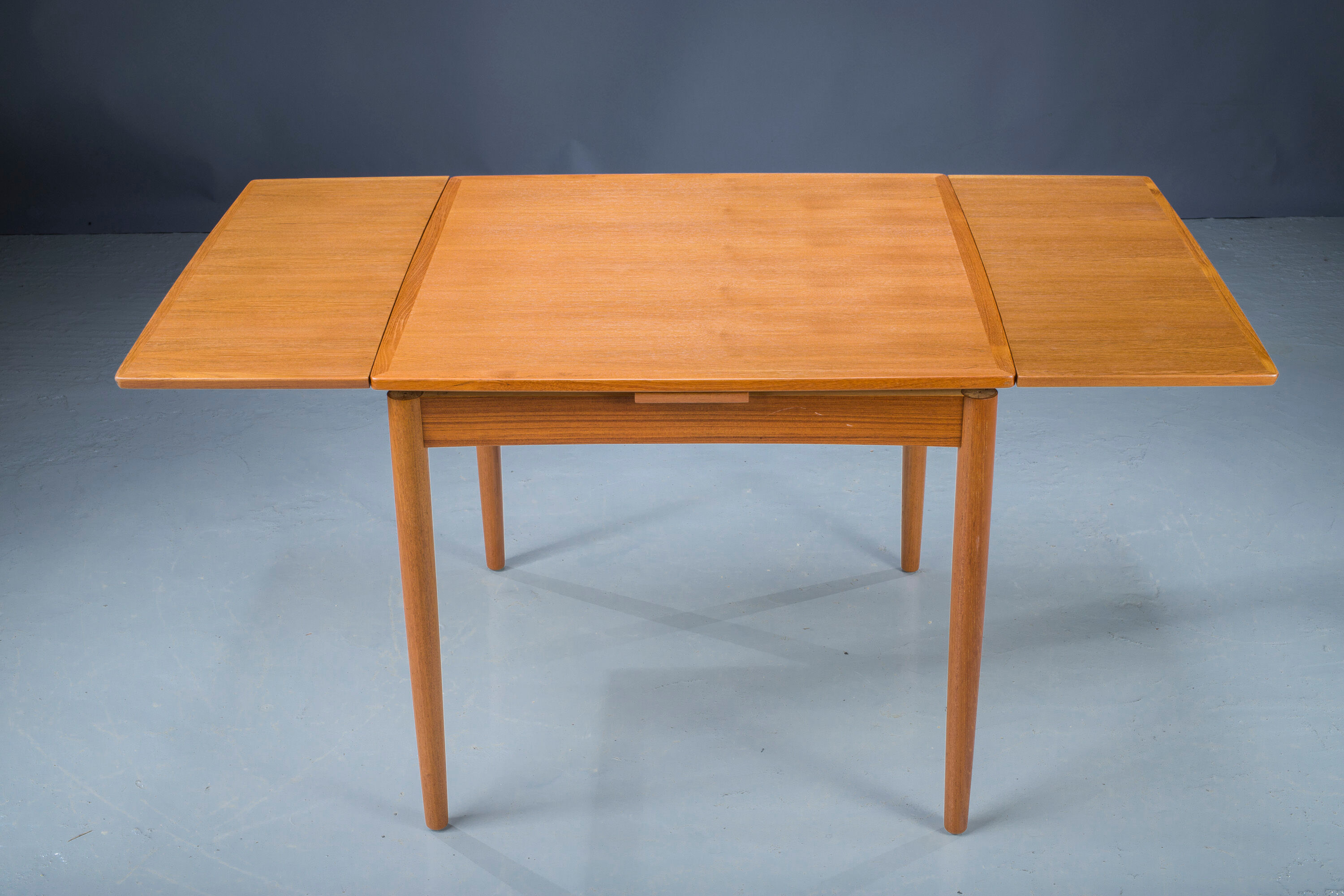 Danish Teak Model 28 Extendable & Reversible Side Table by Poul Hundevad for Hundevad & Co., 1960s