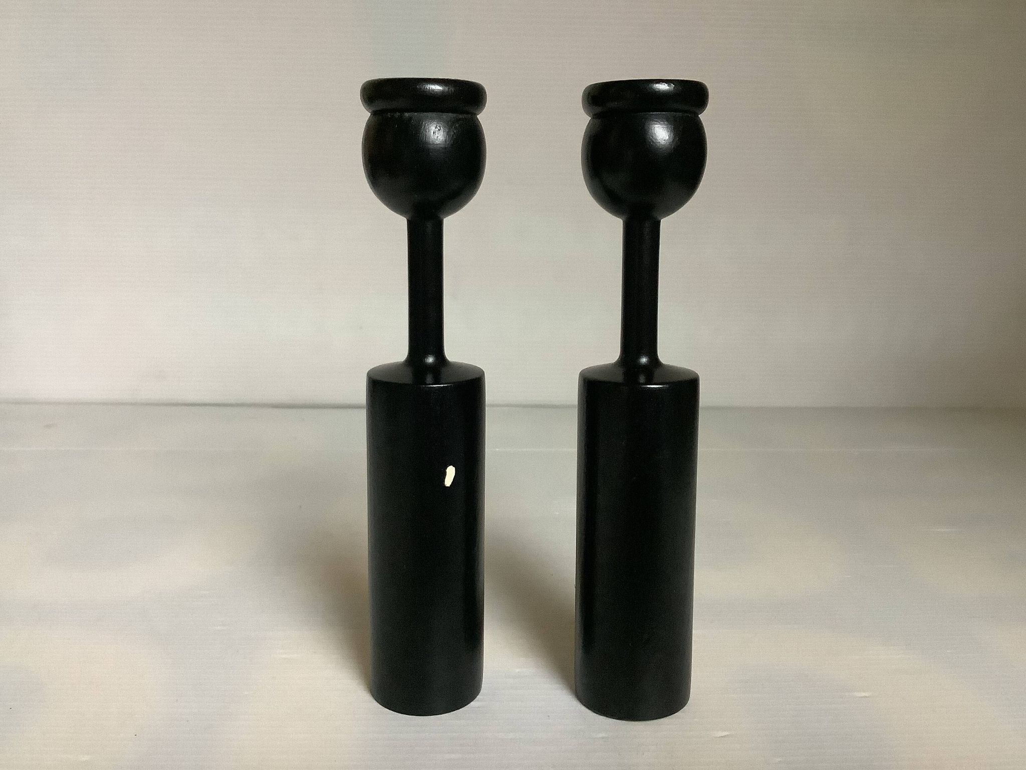 Paire de bougeoirs en bois peint
