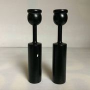 Paire de bougeoirs en bois peint