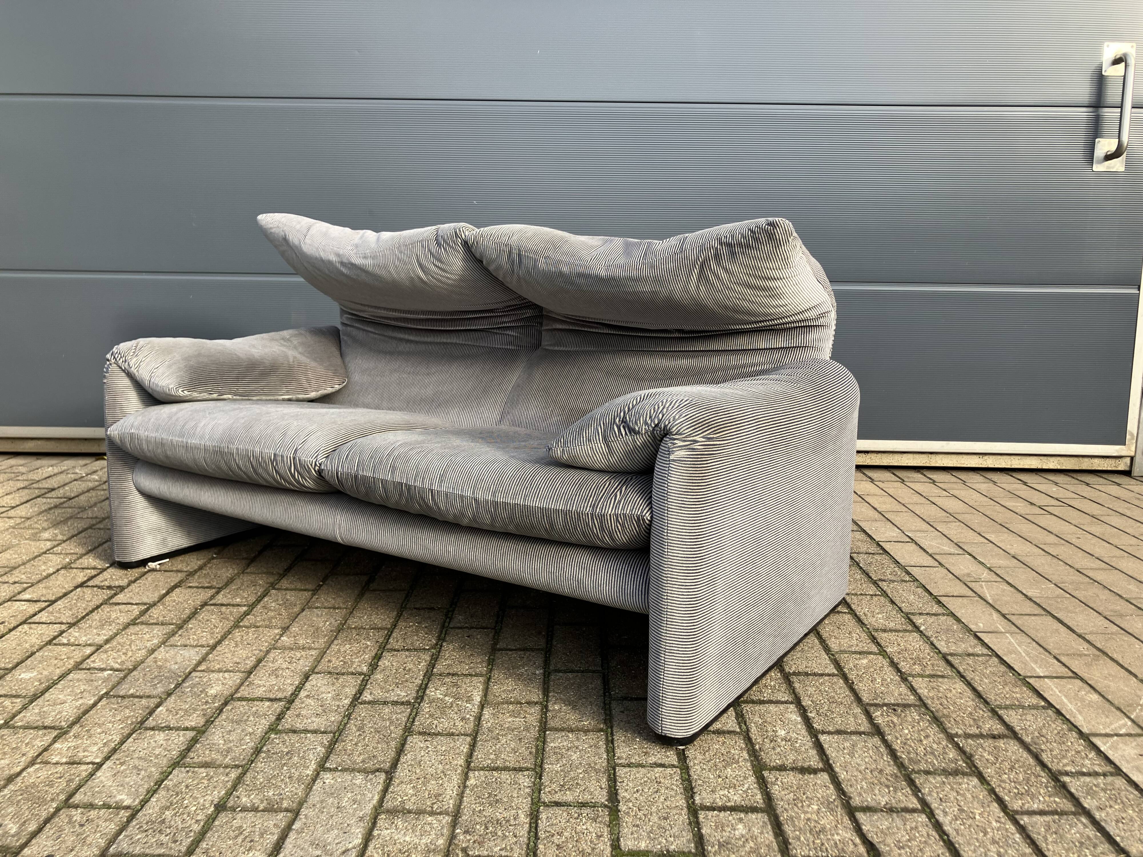 Cassina Maralunga 2 seater sofa, light gray Vico Magistretti