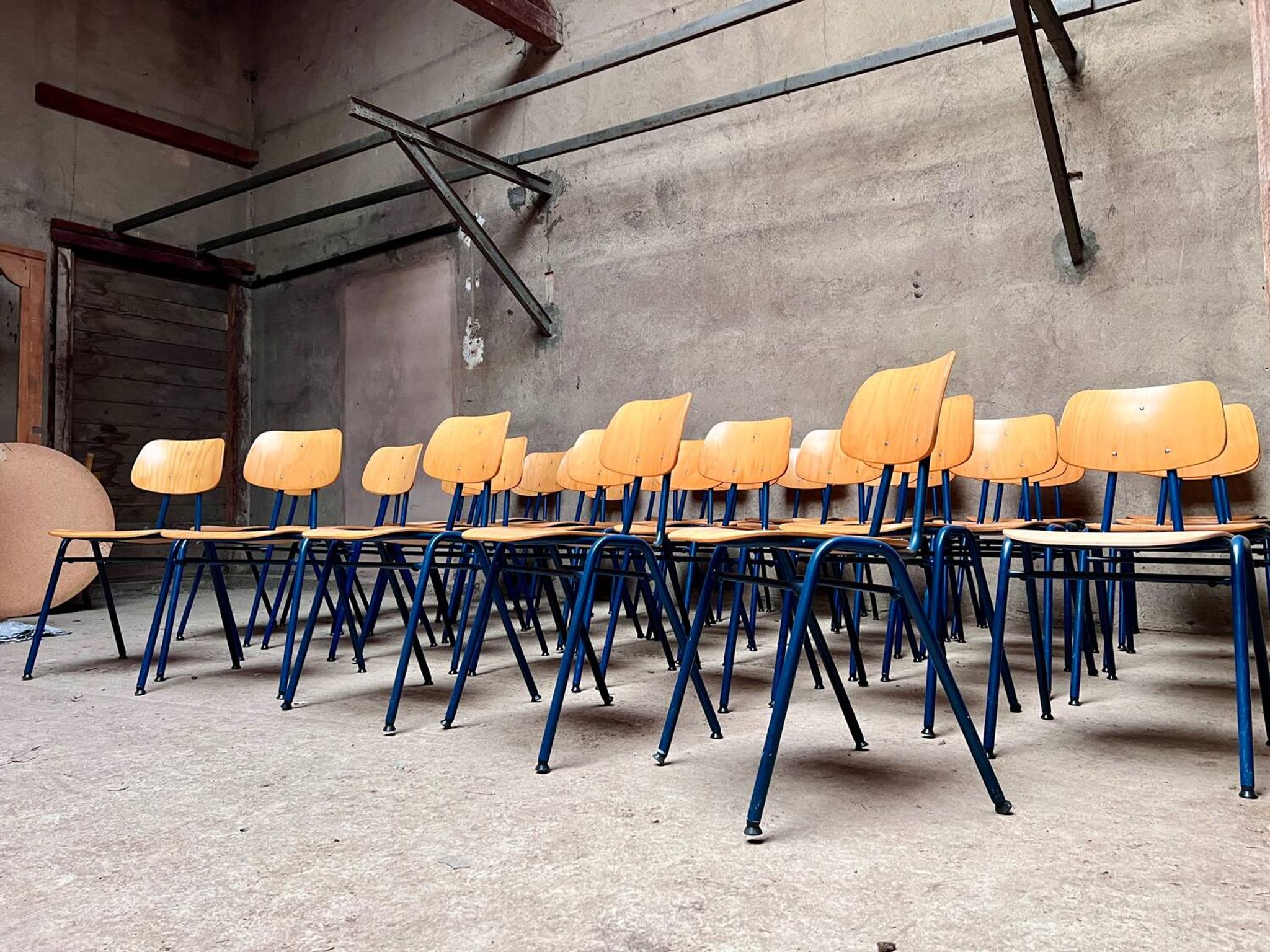Stackable school chair 32