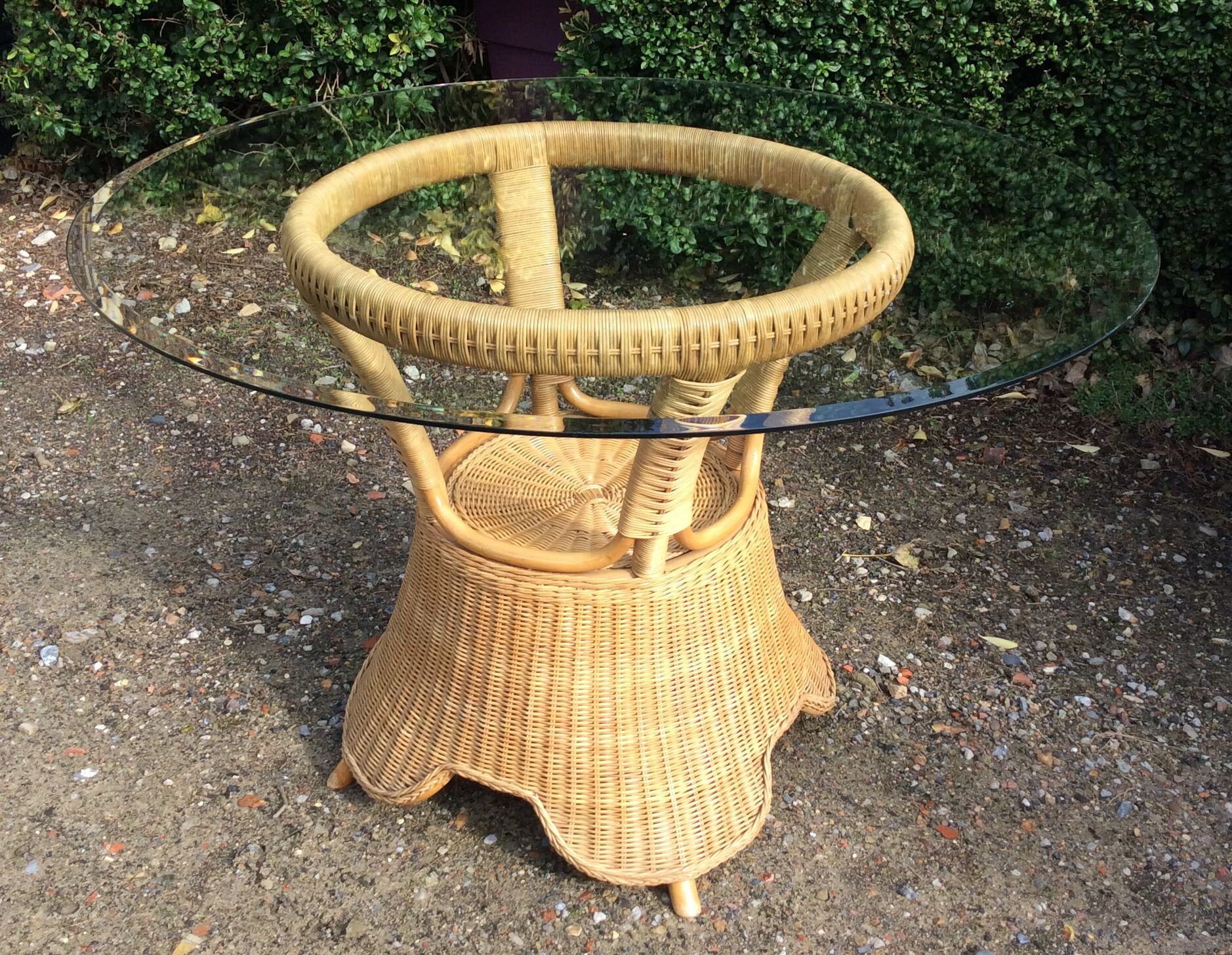 Vintage rattan set dining table and its 6 chairs