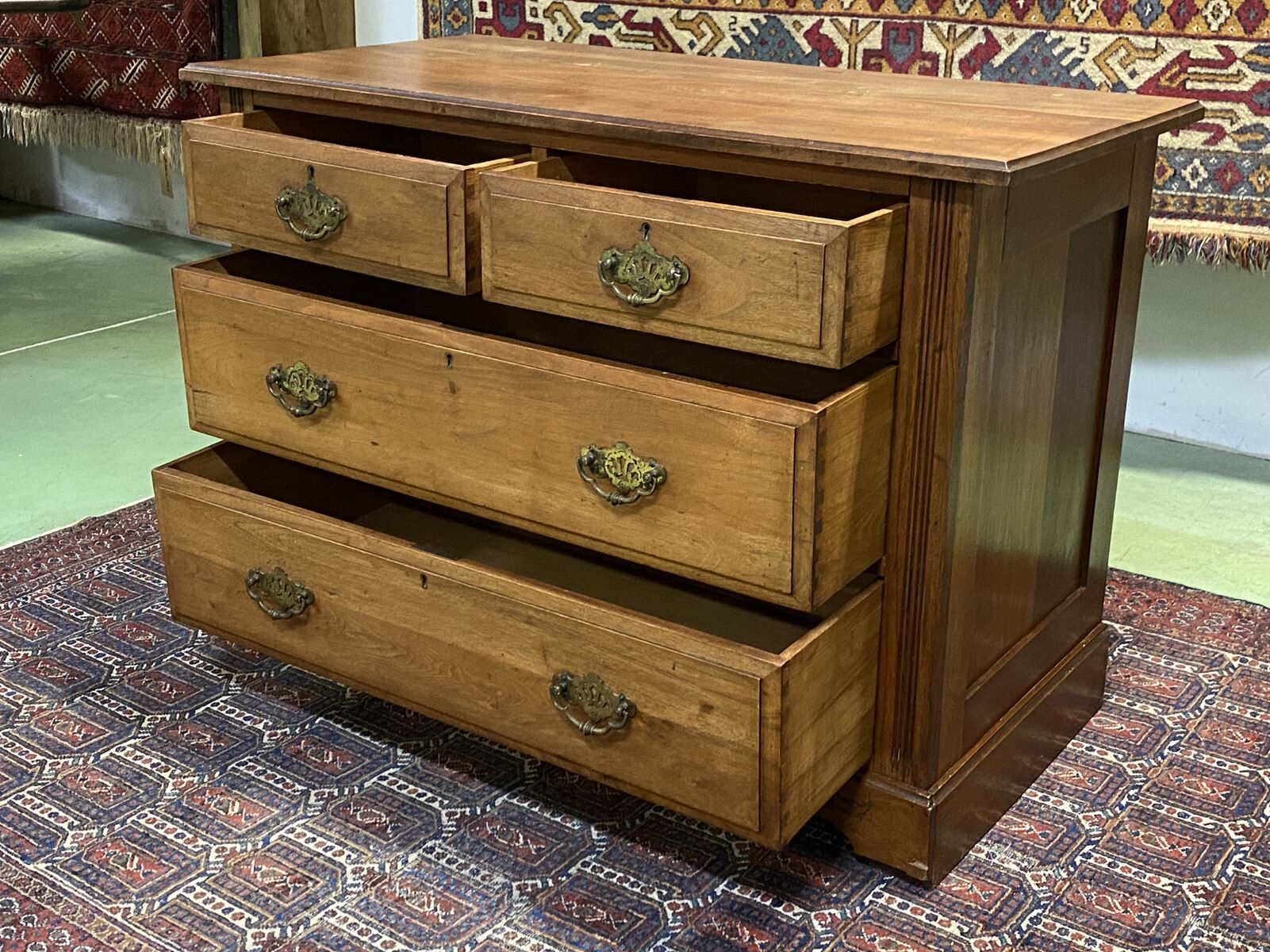 Commode anglaise en noyer début XXème