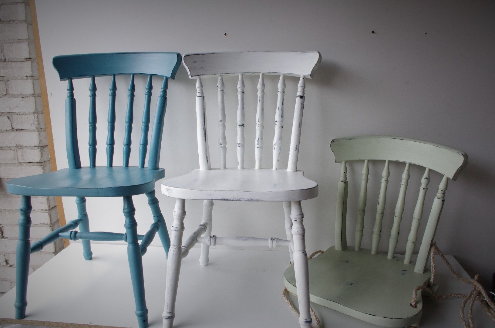 Chaise en bois blanc