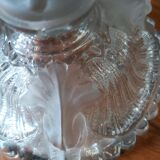 Paire de bougeoirs couple en verre moulé