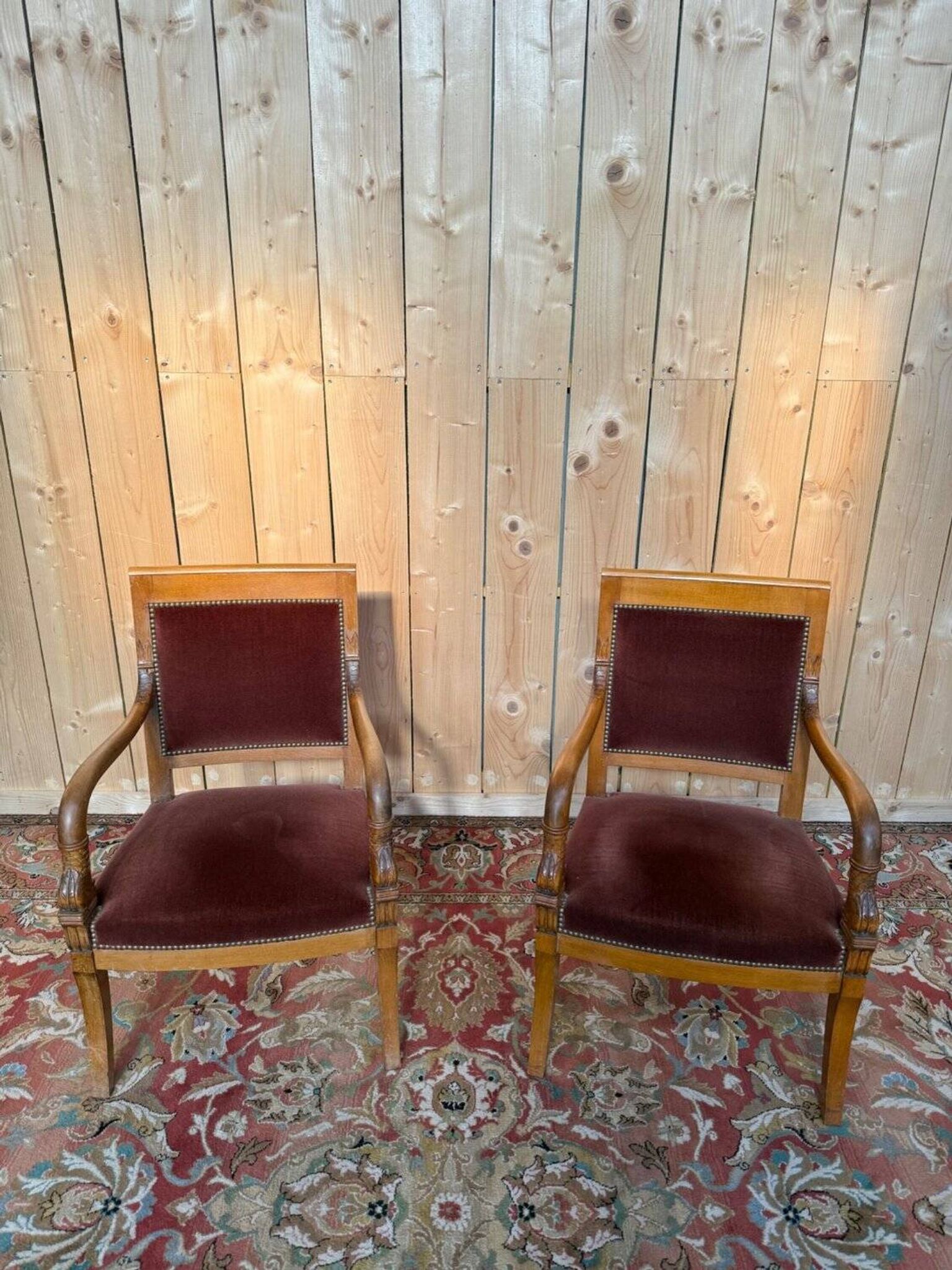 Paire de fauteuils style Empire – Accoudoirs dauphins – Hêtre et velours