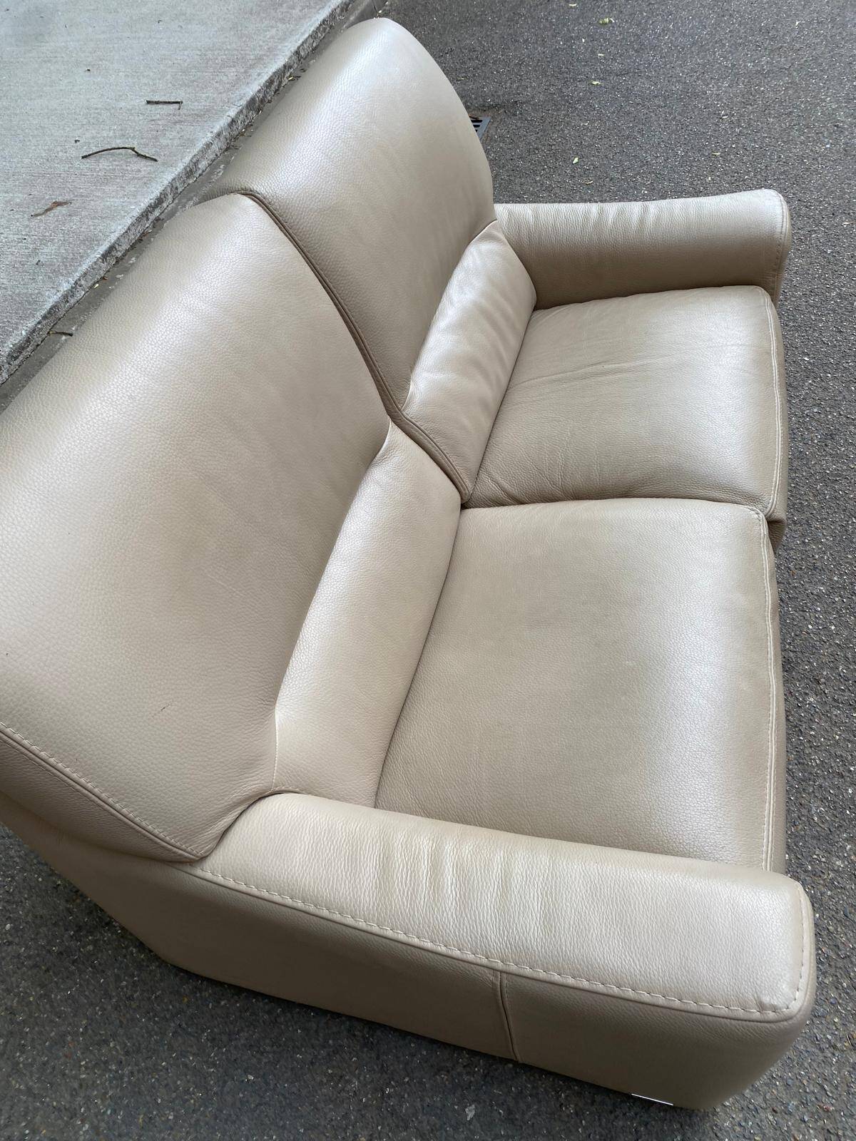 2/3-seater sofa in genuine beige leather by Roche Bobois. Very good condition, great comfort.