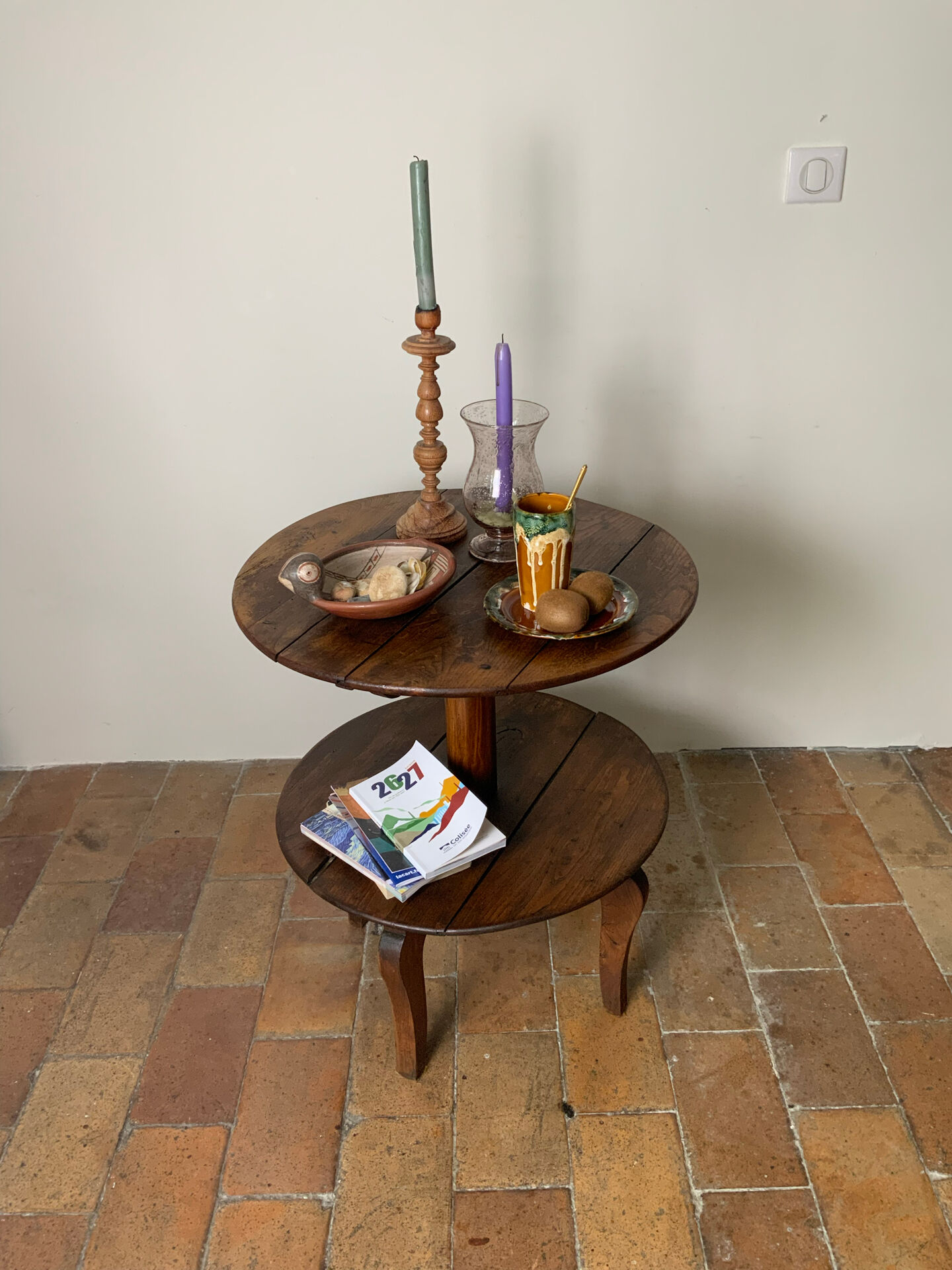 Side table or pedestal table