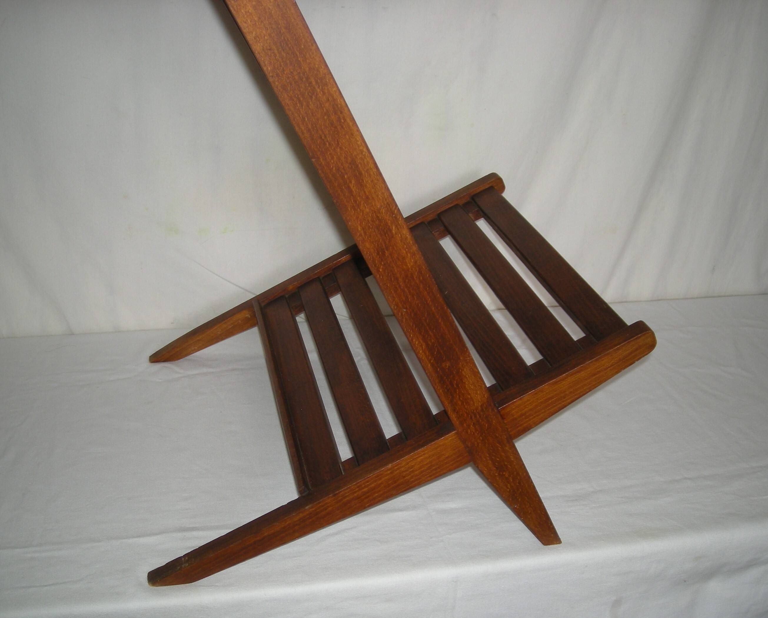 Table basse ; range disques ; revues style scandinave des années 50