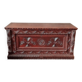 Coffre en bois sculpté