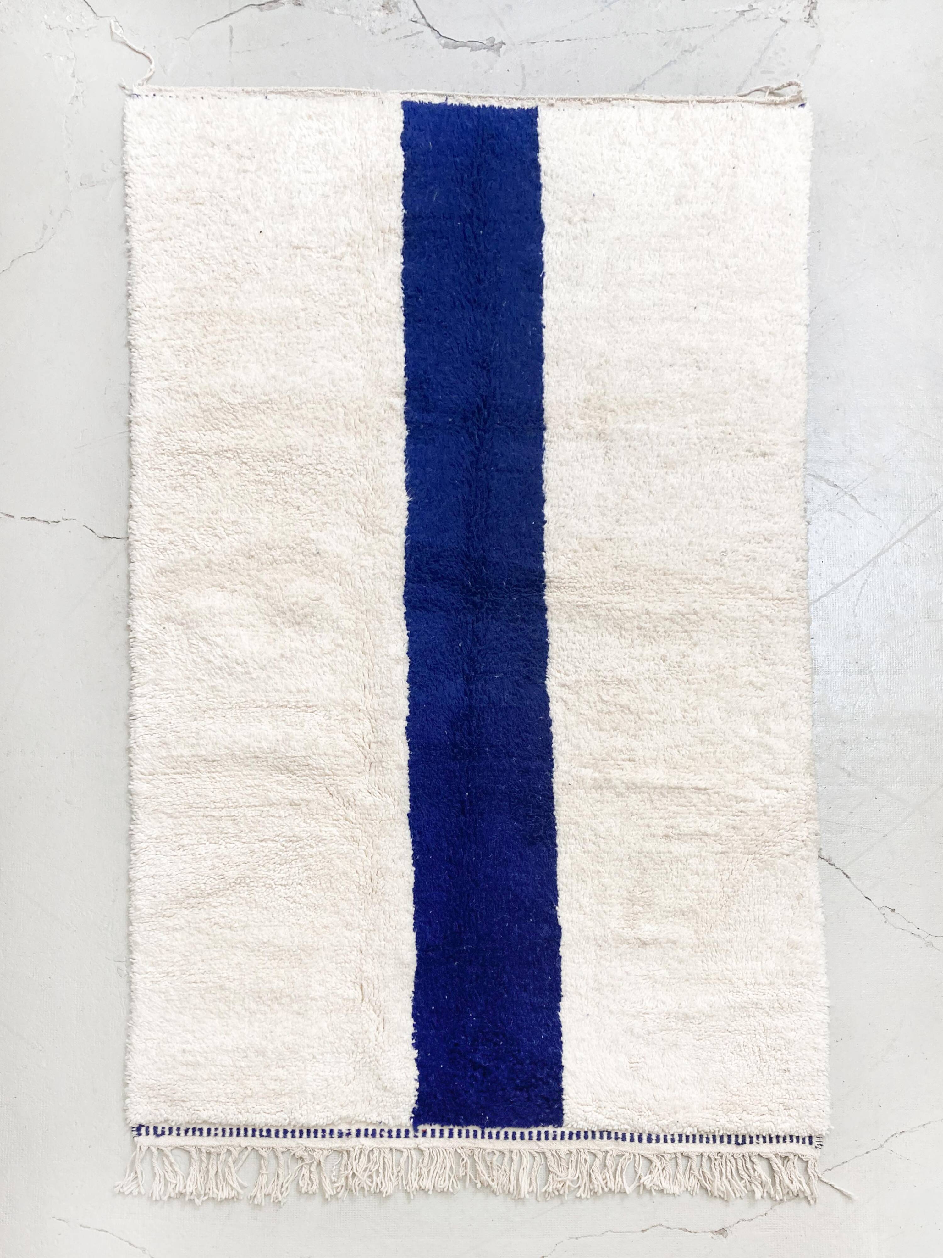 Beni Ouarain Moroccan Berber rug with majorelle blue line 2.45x1.52m