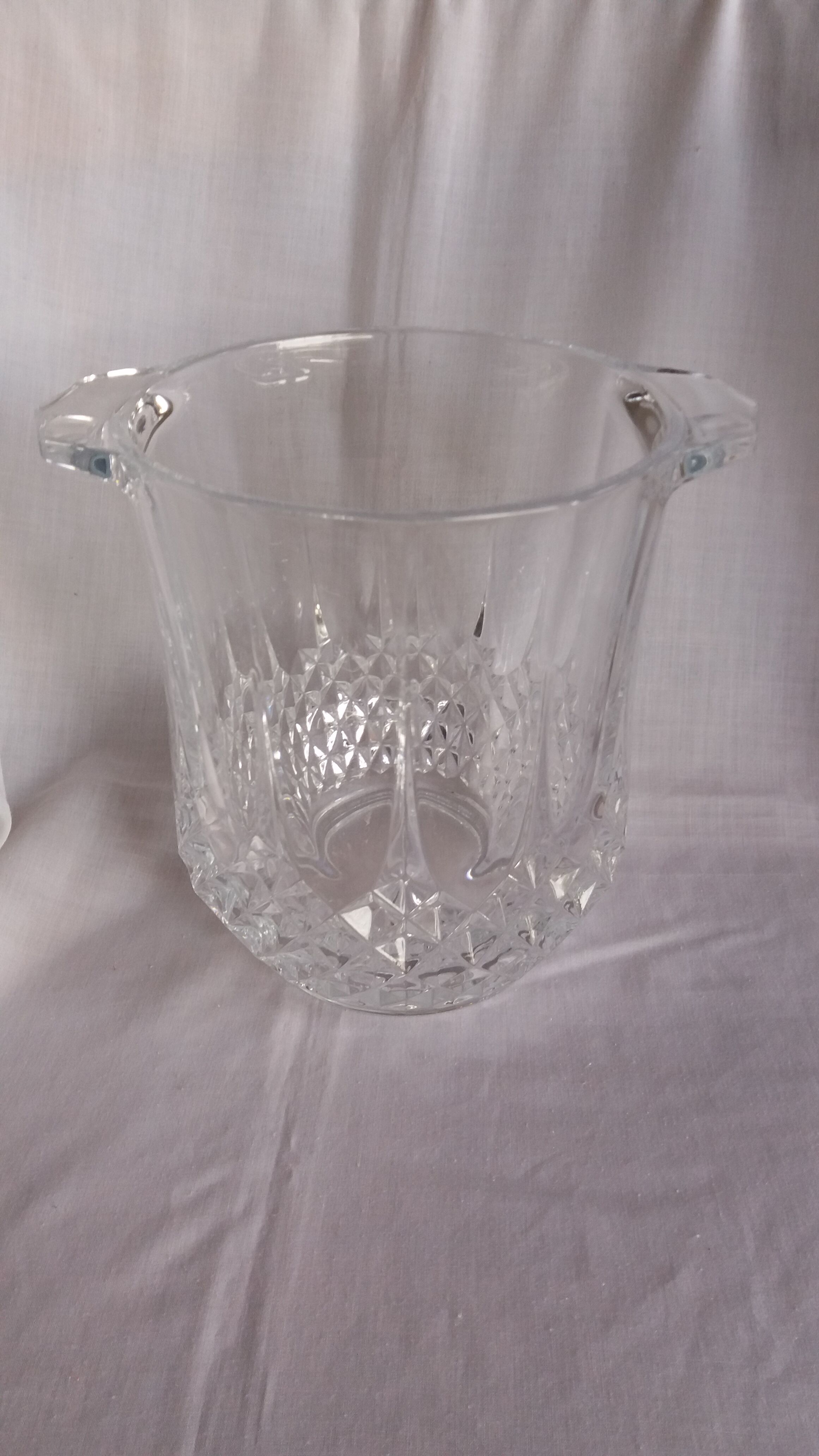 Pineapple-shaped glass bottle cooler with facets