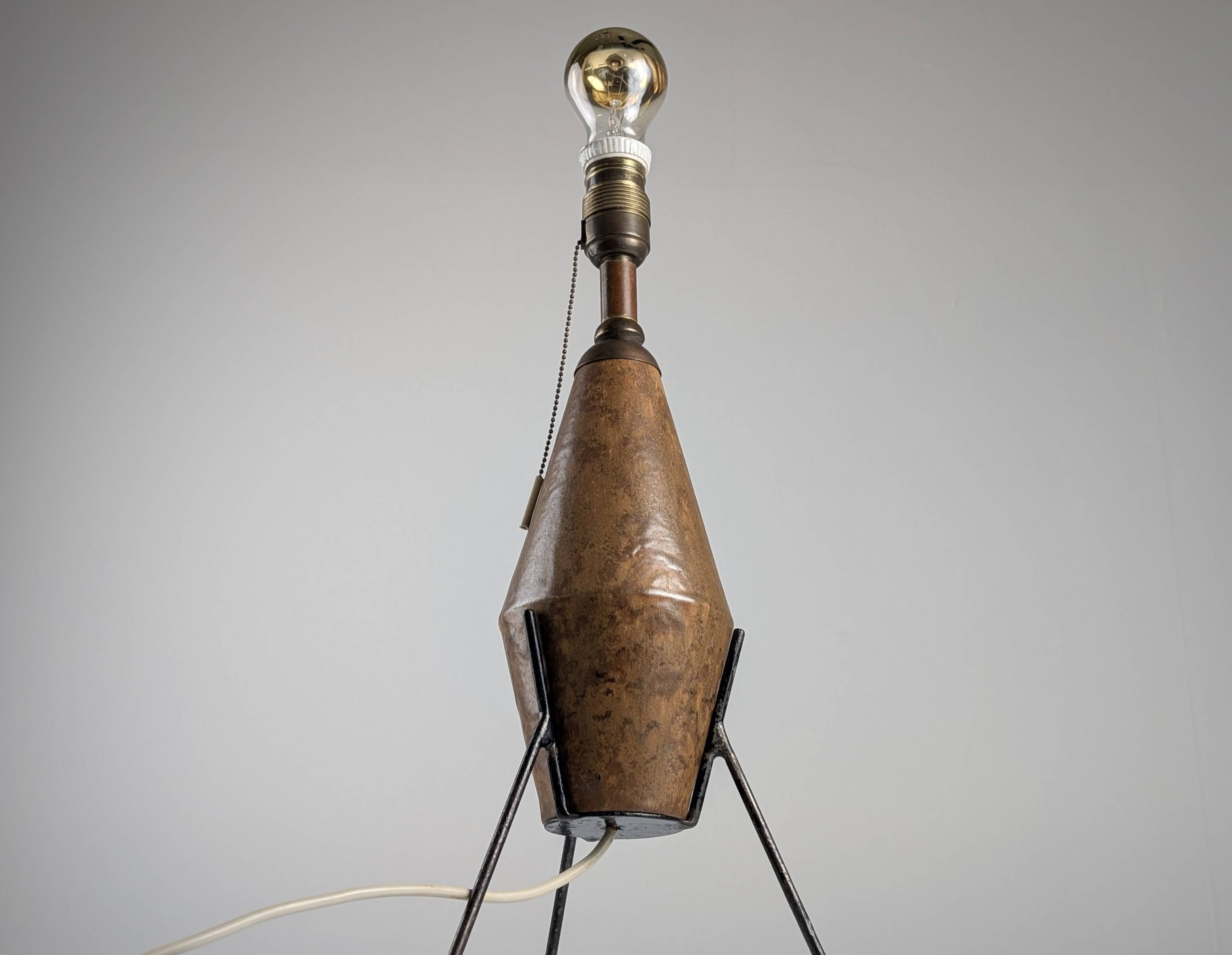 Lampe de table brutaliste en céramique et fer, années 1950 1 200 €