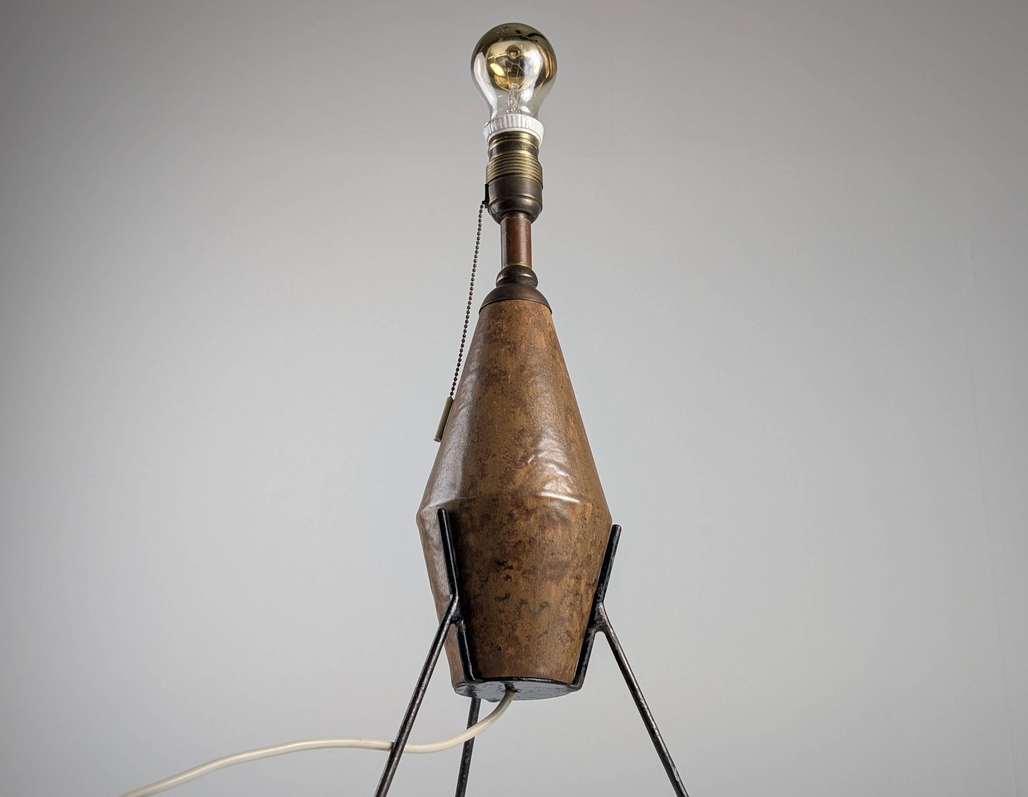 Lampe de table brutaliste en céramique et fer, années 1950 1 200 €