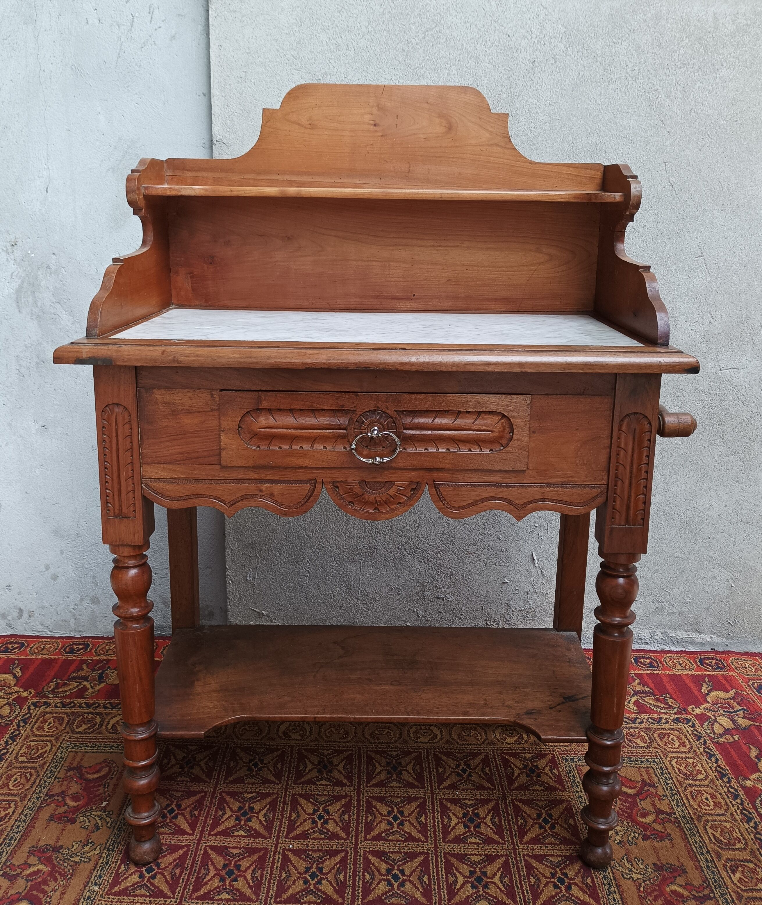 Meuble de toilette en noyer et merisier