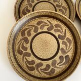4 stoneware plates