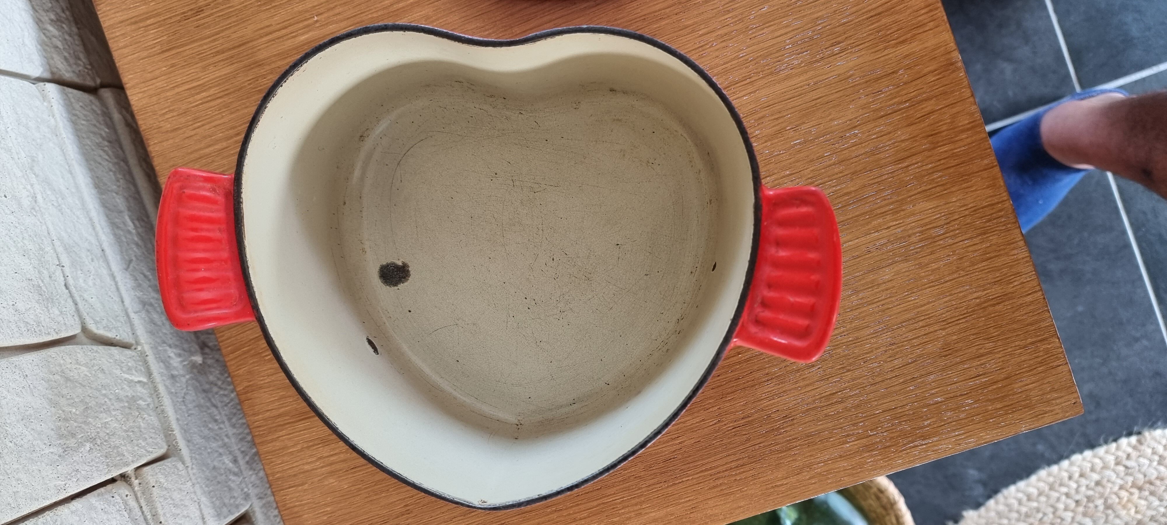 Cocotte Le Creuset . Heart cast iron cherry color.