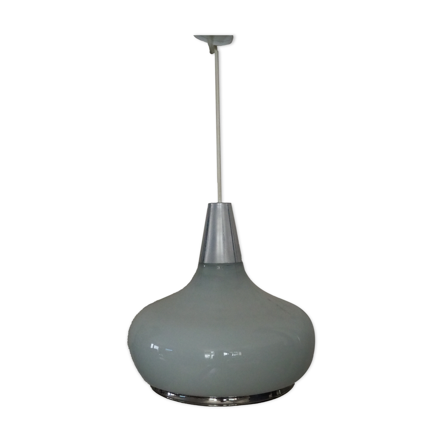 Suspension in white opaline – silver-edged from the 1970s.