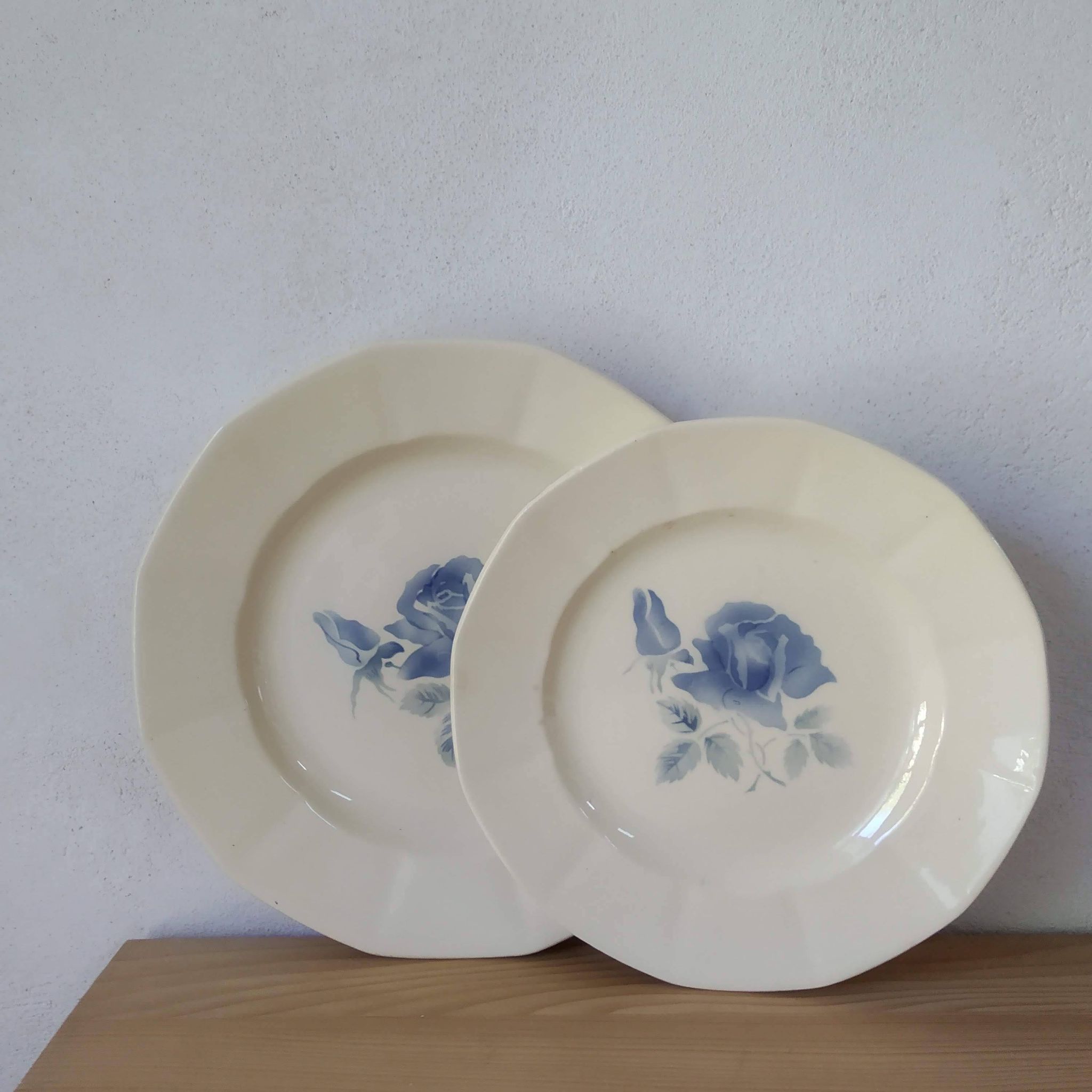 Round plate Digoin Sarreguemines Blue roses