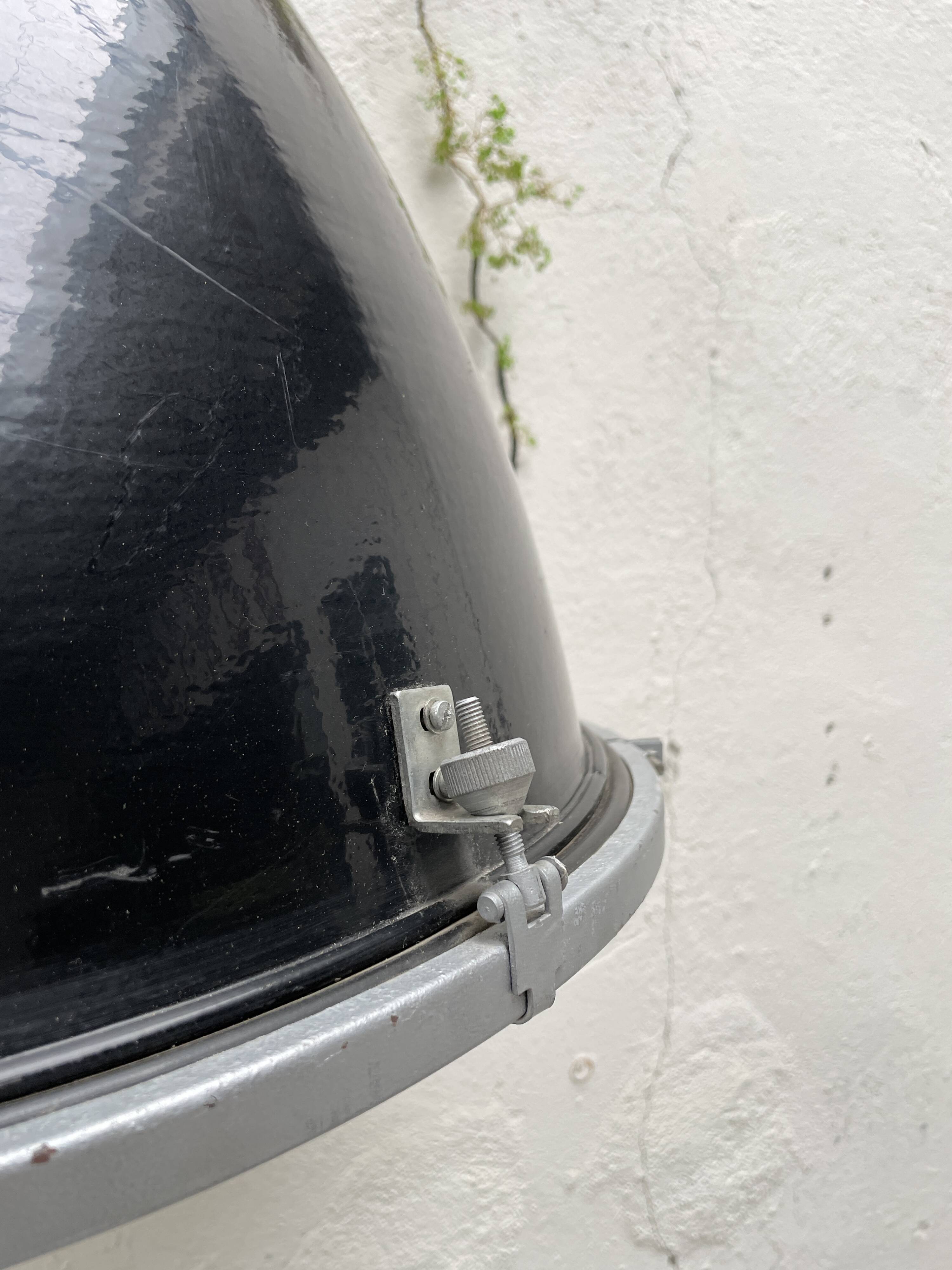 Suite de trois lampes industrielles.