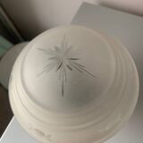 Old table lamp in brass and engraved opaline