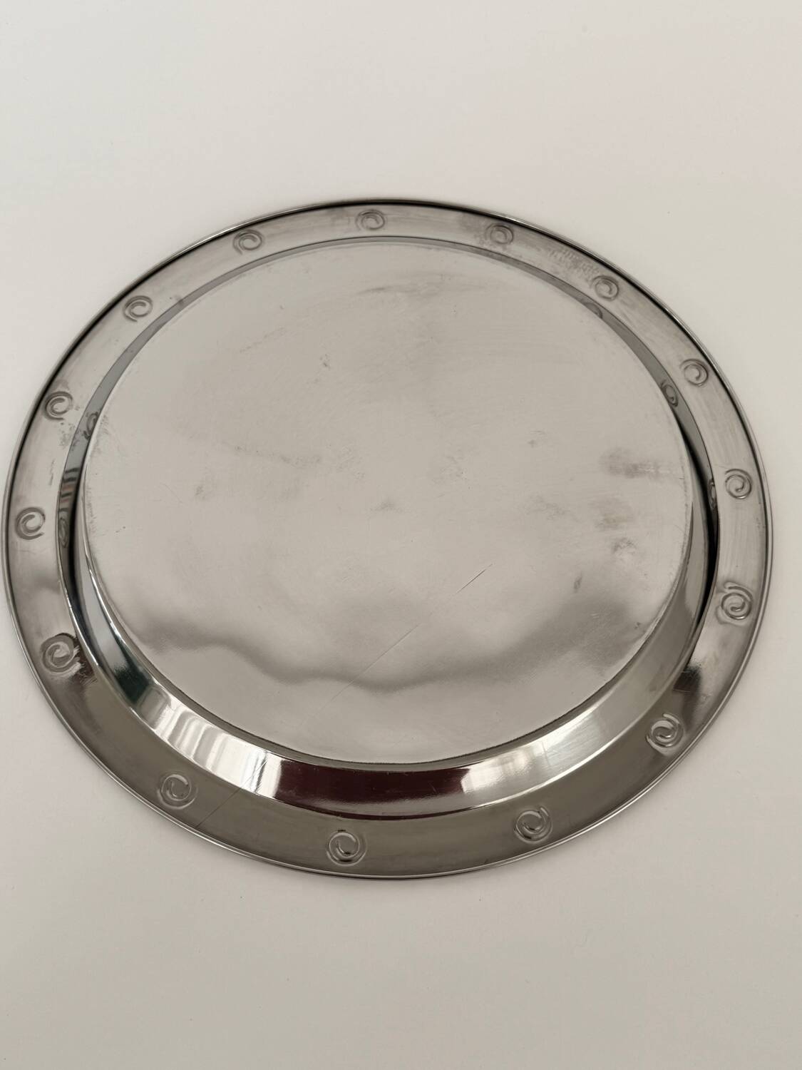 Plat de service rond en métal argenté vintage moderniste
