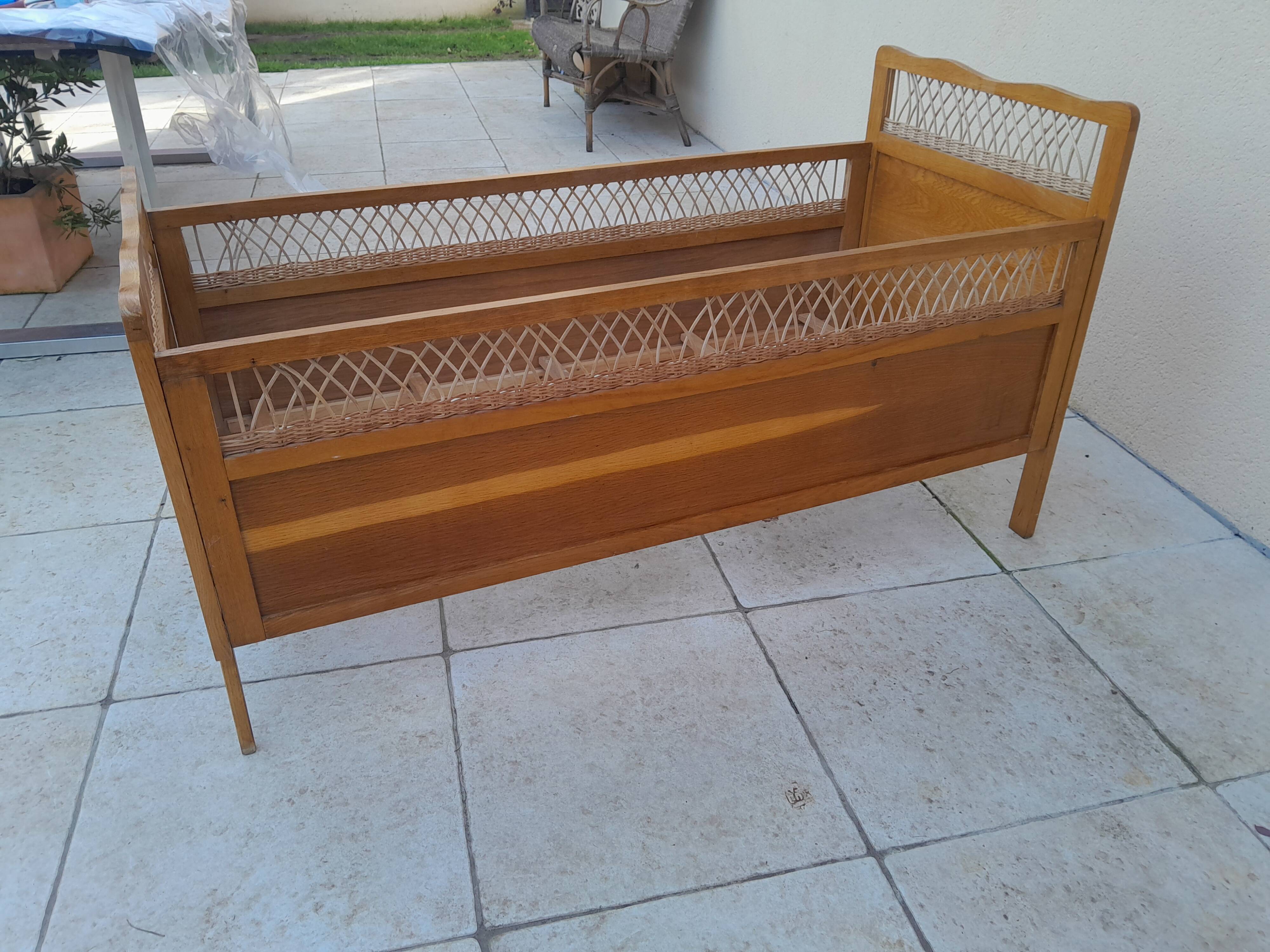 Vintage baby bed in wood and rattan from the 60s for children