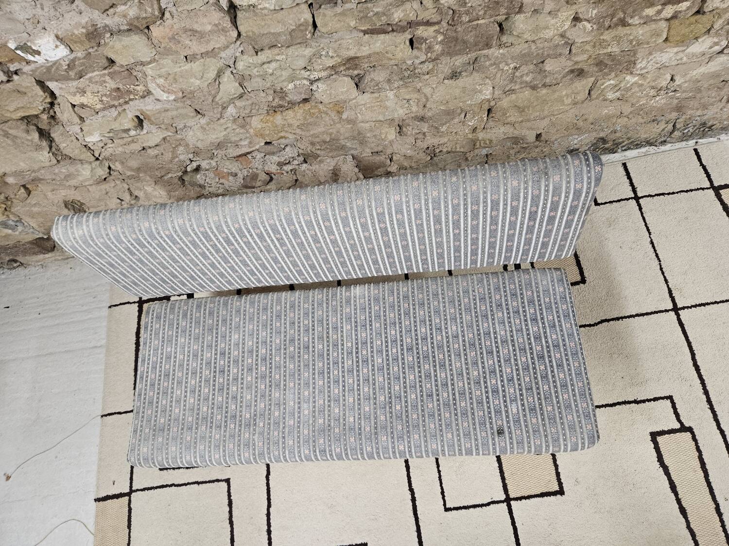 Vintage Knoll style bench with metal legs